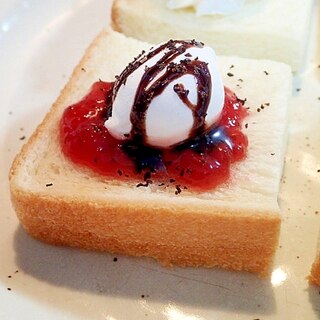 苺ジャムとマシュマロのミニ食パン